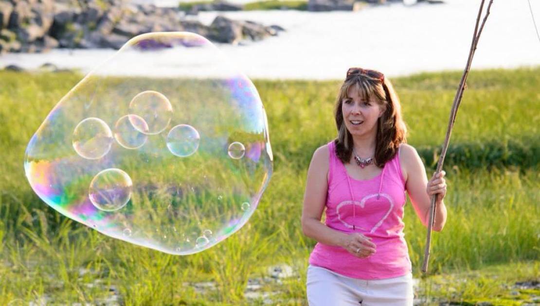 À partir d’une recette qu’elle confectionne, Mireille Gaudreau présente un spectacle de bulles géantes. À ne pas manquer !