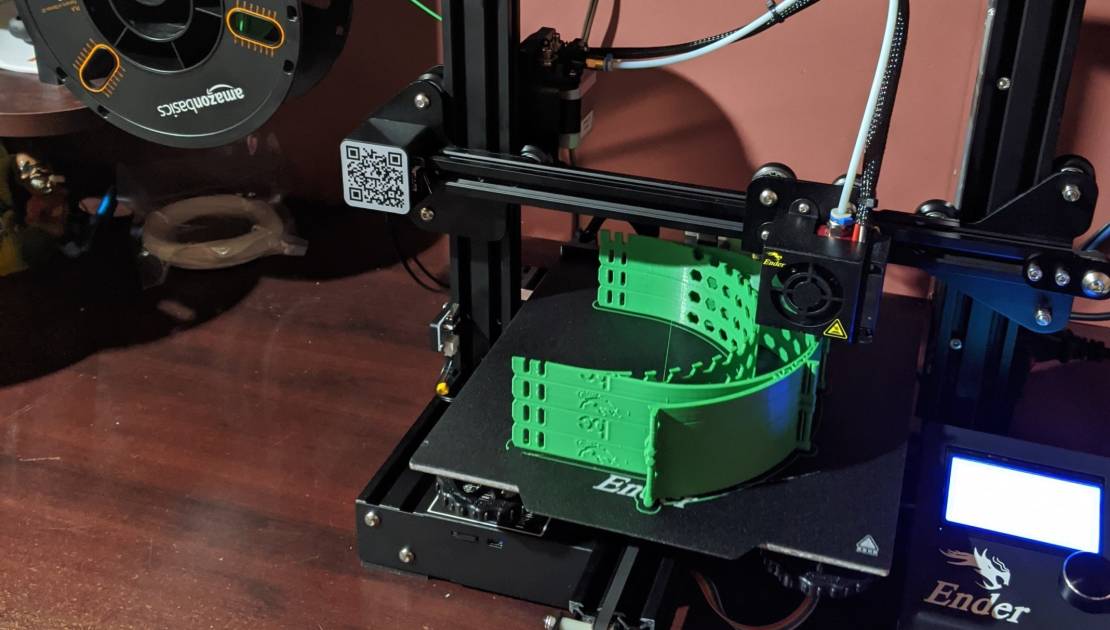 L’imprimante 3D en train de réaliser un cadre de visière.