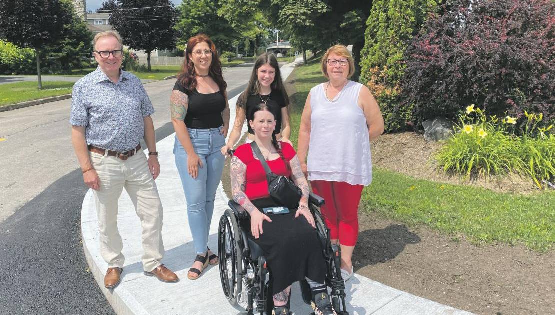 La Magnymontoise Caroline Rioux entourée du maire de Montmagny, Marc Laurin, de la directrice de la Maison l’Arc-en-Ciel, Maude Perreault, de la fille de Mme Rioux, Alyciane Rioux-Dubé, et de la conseillère municipale du district 5, Sylvie Boulet. (Photo de courtoisie)