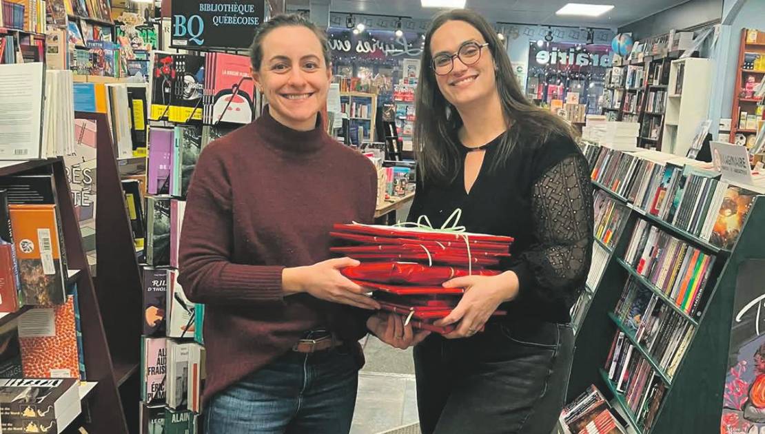 Claudine Landry, propriétaire de la librairie Livres en tête, et Valérie Lebel, secrétaire du Club Lions de Montmagny. (Photo de courtoisie)