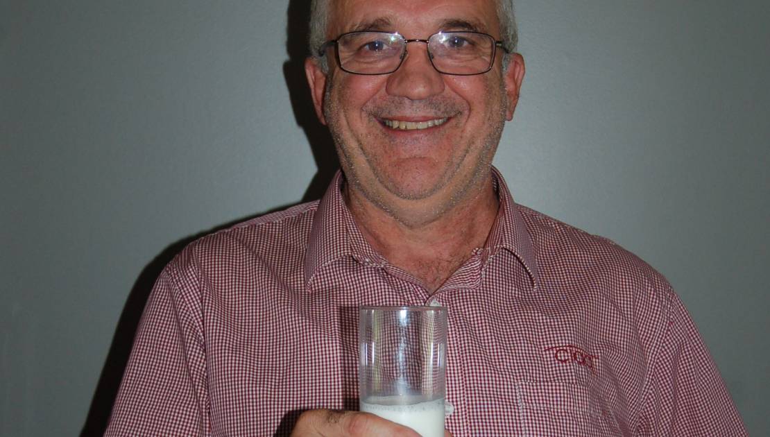 Président des Producteurs de lait de Chaudière-Appalaches-Nord, M. Jean-François Morin prêche par l’exemple en buvant un verre de lait.