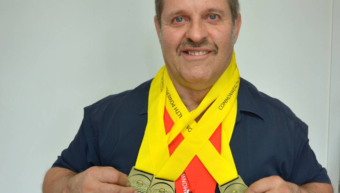 Claude Dallaire montre avec fierté ses six médailles.