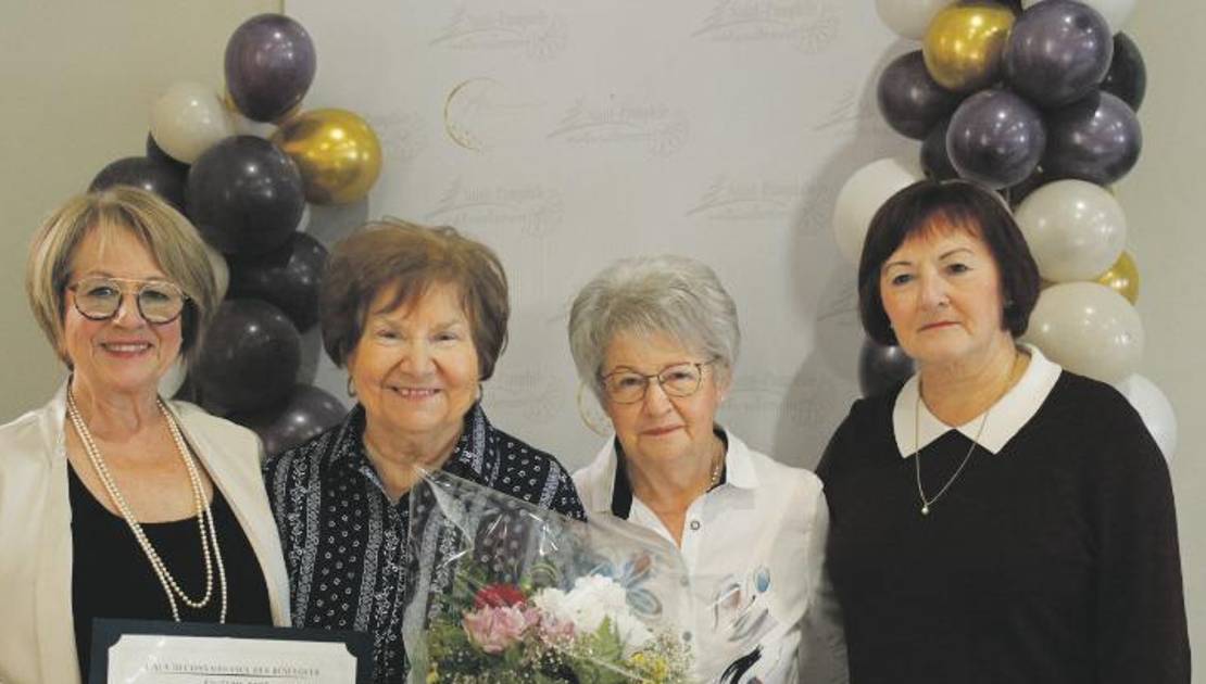 Yvette Poulin accompagnée de quelques membres de Hop la vie!. (Crédit photo: Myriam Pelletier)