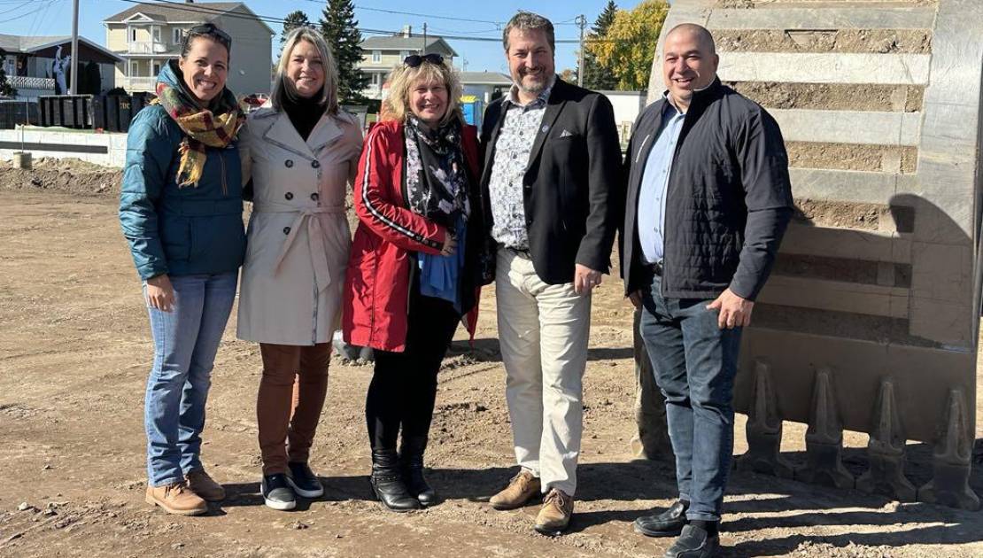 Vanessa Bouffard, présidente, Hélène Beaulieu, directrice adjointe, Diane Caron, directrice générale, Mathieu Rivest, député de Côte-du-Sud et Frédéric Jean, maire de Saint-François-de-la-Rivière-du-Sud. (Photo de courtoisie)