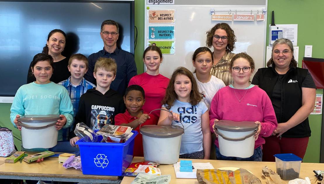 Les élèves du Comité Éco-Fêtes de l’école Saint-Nicolas en compagnie de Josée Bouchard et Marc-André Beaumont, enseignants, de Gabrielle Brisebois, mairesse de Montmagny, et de Martine Létourneau, agente en environnement à la MRC de Montmagny. (Photo de courtoisie)
