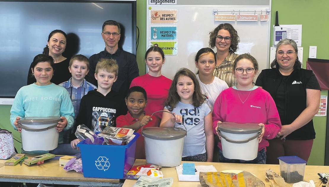 le Comité Éco-Fêtes de l’école Saint-Nicolas avec Josée Bouchard et Marc-André Beaumont, enseignants, de Gabrielle Brisebois, mairesse de Montmagny, et de Martine Létourneau, agente en environnement à la MRC de Montmagny. (Photo de courtoisie)
