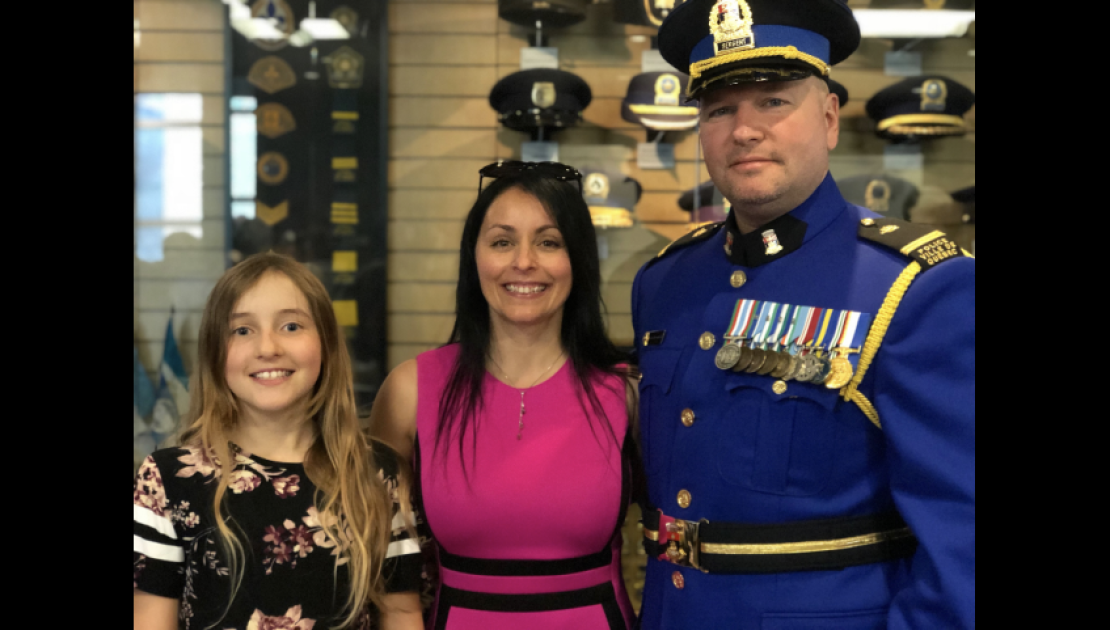 M. Jonathan Filteau en compagnie de sa femme Virginie Gendron et de leur fille Melody, lors de la remise de la Croix de la bravoure en 2018.