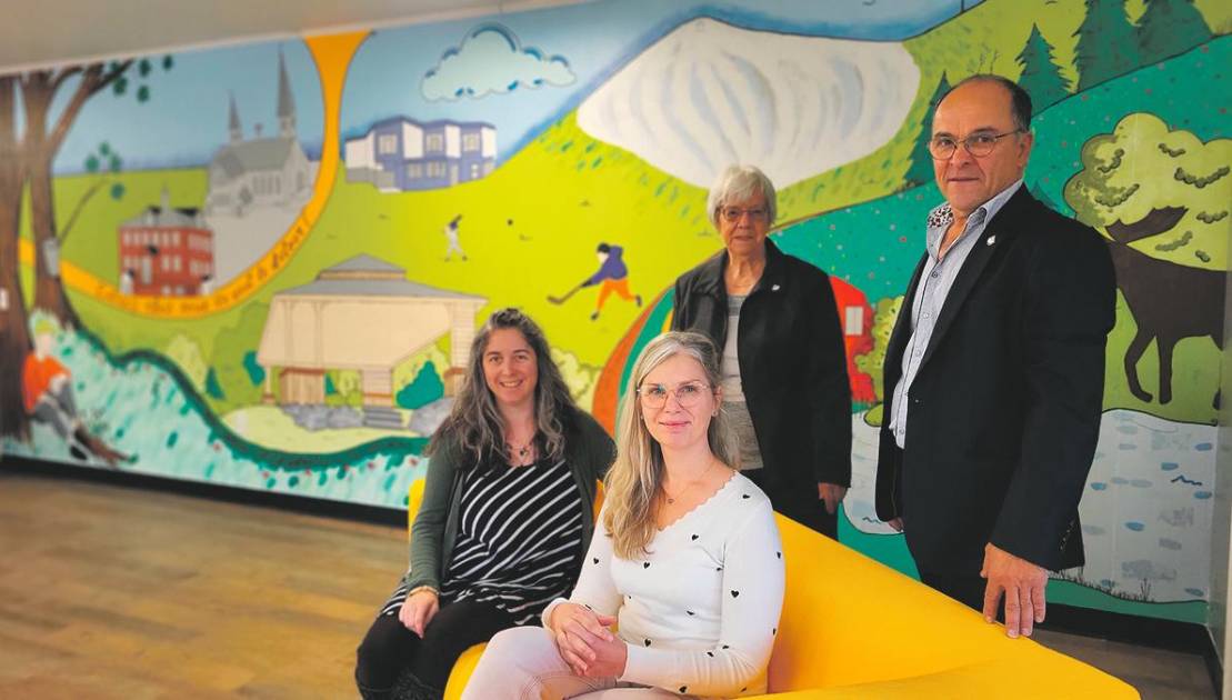 En bas, Rosalie Voyer, artiste, et Anick Soucy, MRC de Montmagny En haut, Claudette Aubé et Alain Talbot respectivement DG et maire de la municipalité de Saint-Paul-de-Montminy. (Photo de courtoisie)