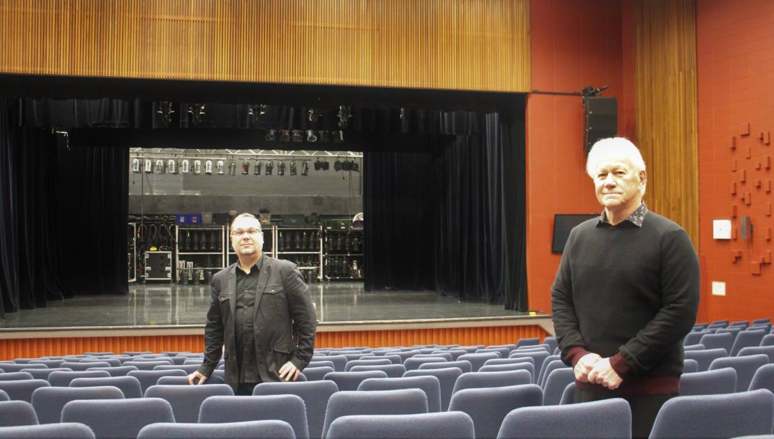 Christian Noël, directeur général des Arts de la scène et Bernard Boulet, maire de Montmagny, dans la salle Edwin-Bélanger. (Crédit photo: Ville de Montmagny)