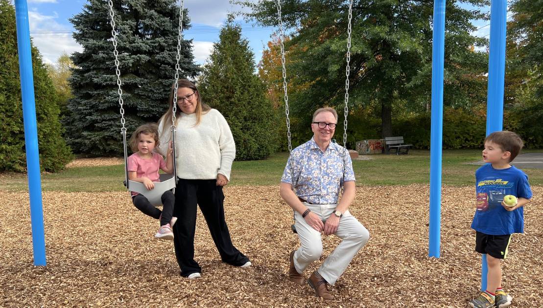 Celle qui a proposé le projet, Marie-Pier Coulombe, en compagnie du maire de Montmagny, Marc Laurin, sur les nouvelles balançoires du parc Tortillard. Crédit photo : Édouard Bérubé.