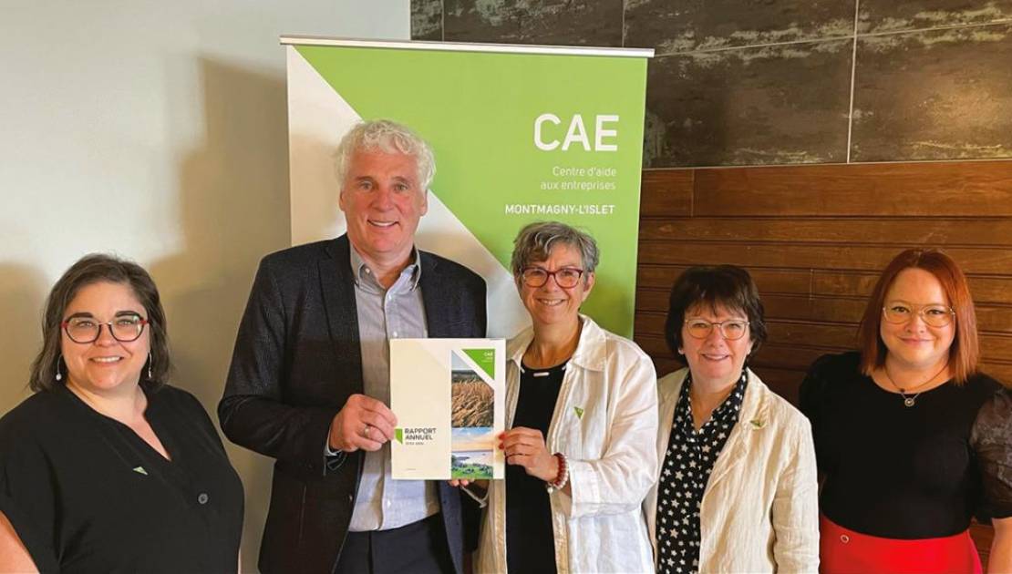 Christine Talbot, Normand Gauvin, président du CAE, Mireille Thibault, Marie-Claude Avoine et Stéphanie Dusablon. (Photo de courtoisie)