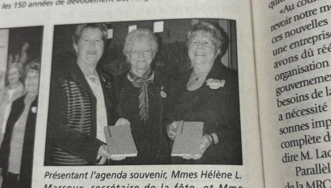 Au centre, Mme Deschênes lors d’une cérémonie en 2005. (Photo d’archives)