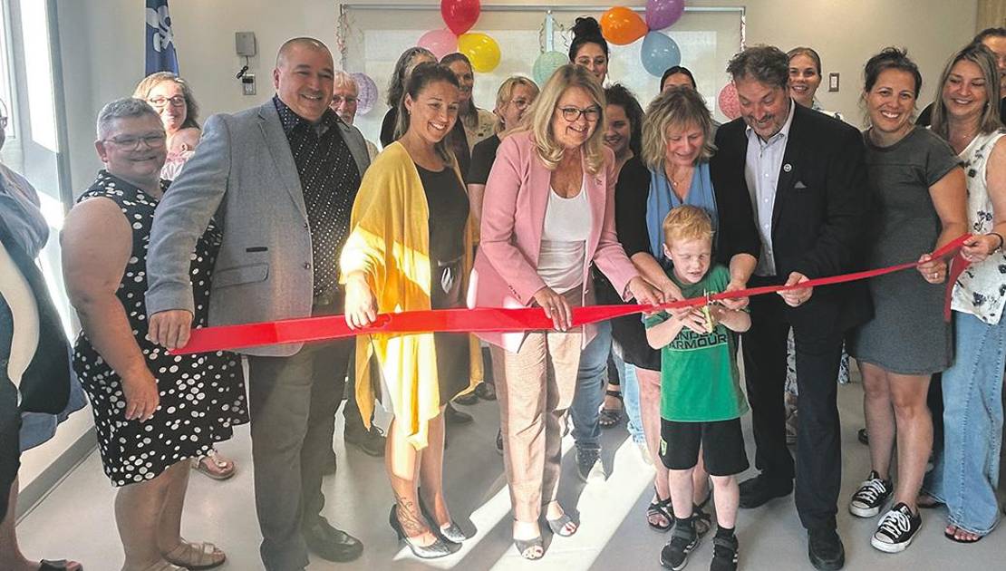 Une famille heureuse lors de l’inauguration du 3e CPE Enfant-Bonheur, celle de l’Envolée, à Saint-François-de-la-Rivière-du-Sud. Crédit photo : Éric Maltais.