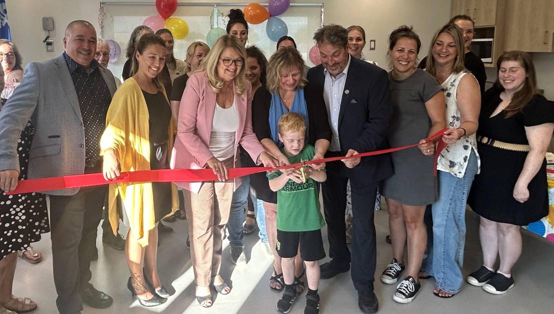 Une famille heureuse lors de l’inauguration du 3e CPE Enfant-Bonheur, celle de l’Envolée, à Saint-François-de-la-Rivière-du-Sud. Crédit photo : Éric Maltais.