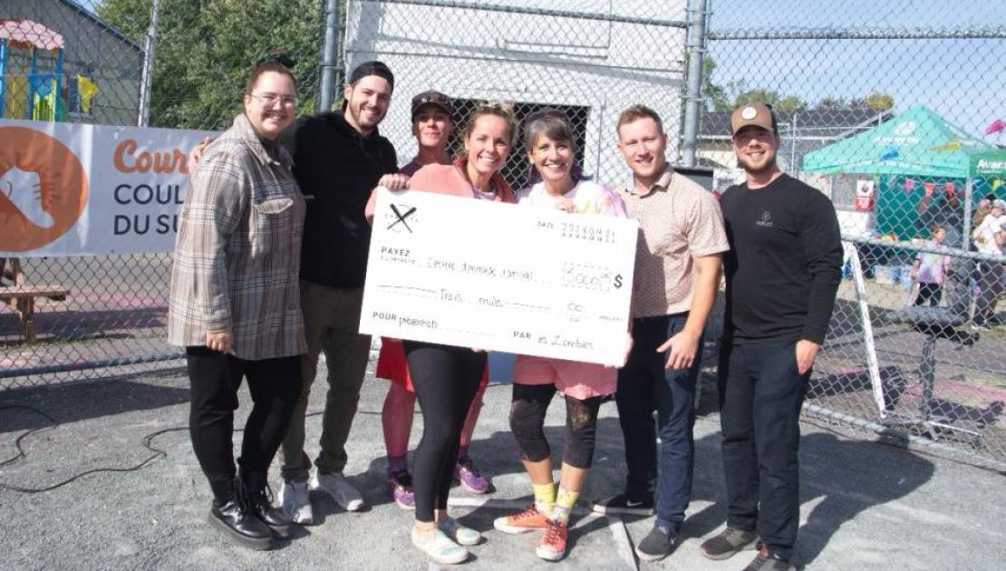 Julie Massicotte, présidente du CEF et Lysanne Tanguay directrice du CEF, entourées des membres du comité organisateur, soit Marylou Couture, Louis Rodrigue, Stéphanie Roy, Charles-Antoine Desrosiers, Philippe Boivin-Bernard. (photo de courtoisie)