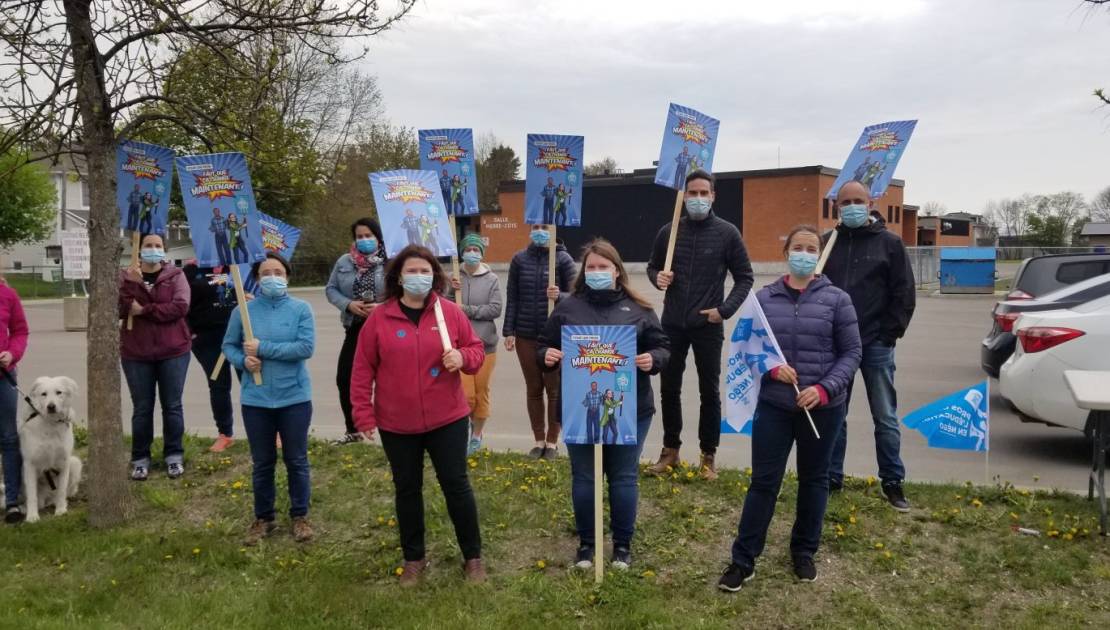 Les professionnels présents devant l'école Beaubien à Montmagny lors de la grève du 19 mai.