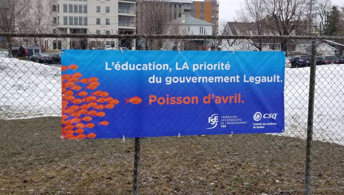 Une banderole a été installée à l’école Beaubien le 1er avril avec un message ayant comme but d’illustrer la déception des enseignants envers le gouvernement : « L’éducation, LA priorité du gouvernement Legault. Poisson d’avril».