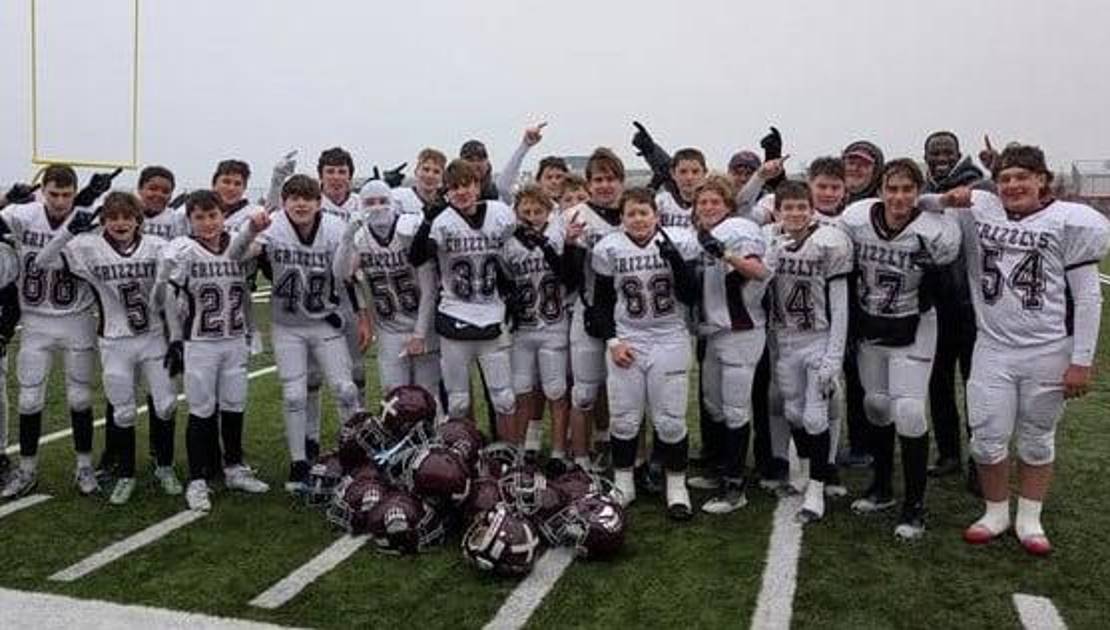 L’équipe benjamine des Grizzlys après leur victoire à Mont-Joli. Crédit photo : Jean Scherrer.