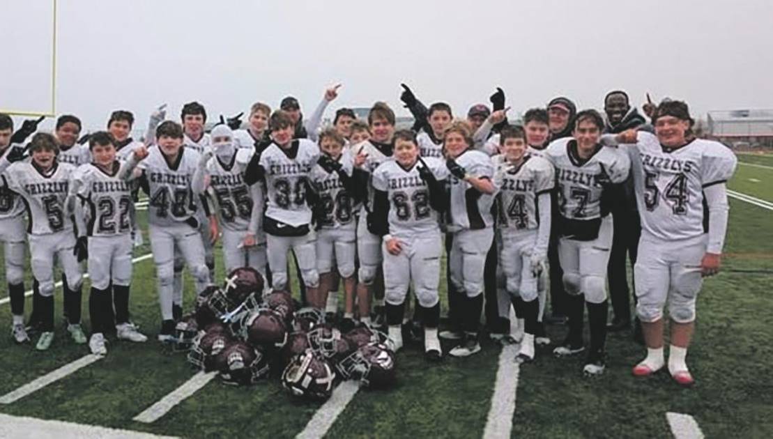 L’équipe benjamine des Grizzlys après leur victoire à Mont-Joli. Crédit photo : Jean Scherrer.