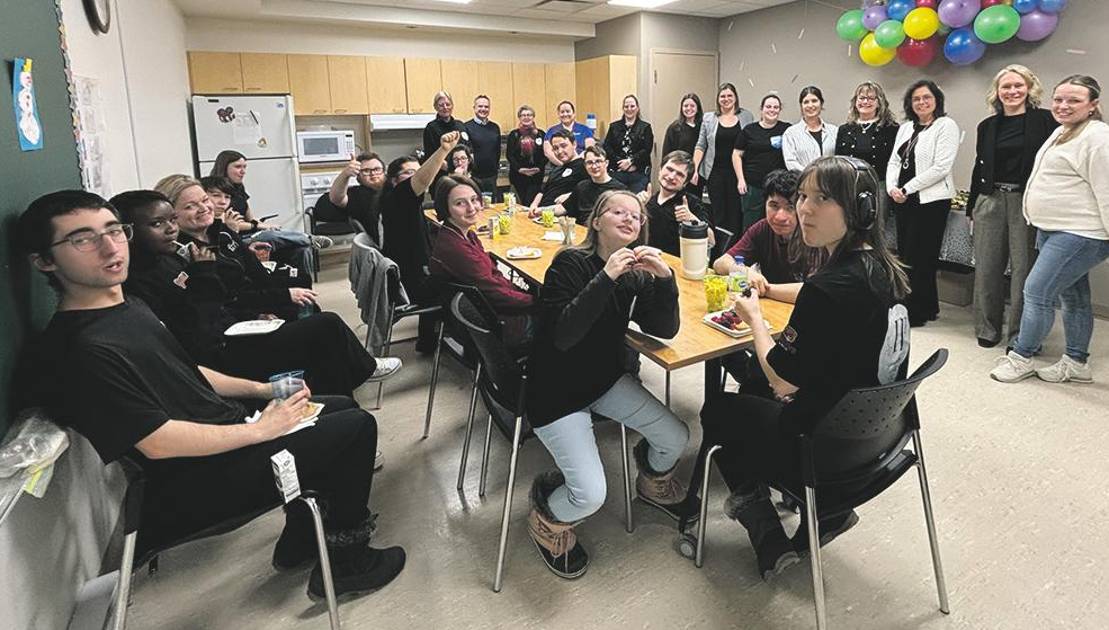Les élèves, leurs enseignants entourés de représentants de la Fondation et du Centre lors de l’activité. (Photo: Katy Desjardins)