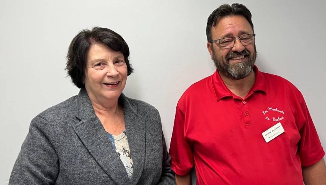 Jocelyne Caron, maire de la Municipalité de Cap-Saint-Ignace et Harold Bouffard, président des Marchands de Bonheur. (Photo de courtoisie)