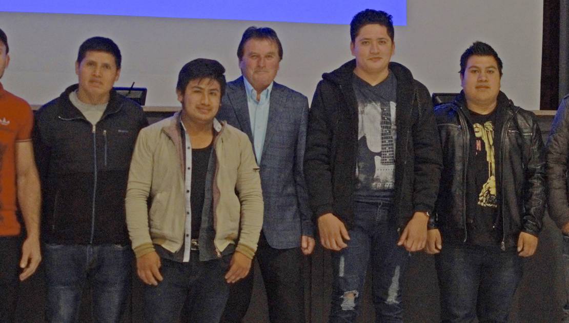 Le maire Claude Doyon pose en compagnie des six Guatémaltèques qui ont élu domicile à Saint-Fabien-de-Panet.