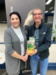 Ginette Saillant, responsable de la bibliothèque Léo-Pol-Morin de Cap-Saint-Ignace et Alain Jetté, copropriétaire des Vergers du Cap. (Photo de courtoisie)