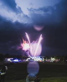 Les feux d’artifice ont du partager le ciel avec les éclairs le soir du 23 juin.