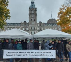 Manifestation devant l’Assemblée. (Photo: Facebook Claude Langevin)