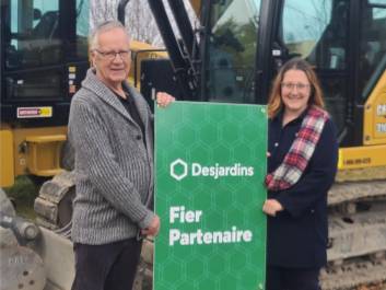 Laurent Laverdière, maire de Saint-Fabien-de-Panet et Mme Éricka Gonthier, administratrice de la Caisse Desjardins de la MRC de Montmagny. (Photo de courtoisie)