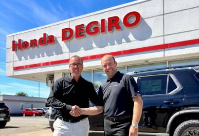 Francis Fréchette, président du Groupe automobile Fréchette Thibault, accompagné de Martin Gagné nommé vice-président de Honda Degiro. (Photo de courtoisie)
