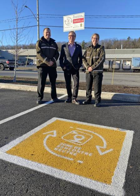 Le maire de Montmagny, Marc Laurin, entouré du sergent Benoit Gallagher, responsable du poste de la MRC de Montmagny, et de la sergente Mélanie Côté, coordinatrice locale en police communautaire. (Photo de courtoisie)