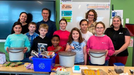 le Comité Éco-Fêtes de l’école Saint-Nicolas avec Josée Bouchard et Marc-André Beaumont, enseignants, de Gabrielle Brisebois, mairesse de Montmagny, et de Martine Létourneau, agente en environnement à la MRC de Montmagny. (Photo de courtoisie)