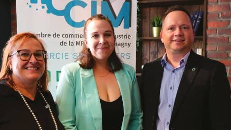 Nicole Robert, directrice CCIM, Alexandra Lemieux, présidente CCIM, et Jean-François Anctil, directeur Développement des affaires - Marchés commercial et industriel Desjardins Entreprises Côte-du-Sud, lors du lancement des mises en candidature.