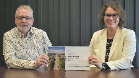 Le Directeur des Finances et et de l’approvisionnement, André Lévesque, et la mairesse Gabrielle Brisebois. (Photo: Katy Desjardins)