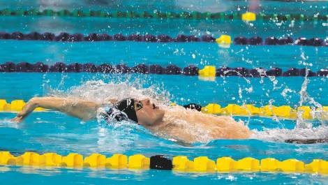 Sébastien Carrier lors d’un épreuve de natation sur le dos. Photo de courtoisie.
