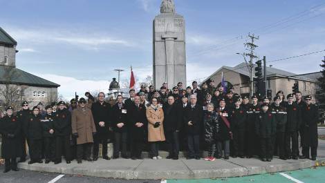 Les vétérans, militaires et élus lors de la cérémonie. (Photo: Katy Desjardins)