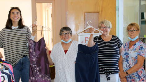 De gauche à droite, Marion Perreault, responsable du projet «Un bal pour tous», Lucille Castonguay, Ginette Ouellet Desbiens et Raymonde Fortin, bénévoles de la friperie de Fil en bouton.