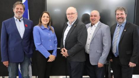 Gilles Bélanger, adjoint parlementaire du ministre des Finances, Nathalie Dionne, vice-présidente régionale, Marketing, TELUS, Normand Caron, préfet de la MRC de L’Islet, Frédéric Jean, préfet de la MRC de Montmagny et Mathieu Rivest, député de Côte-du-Sud.