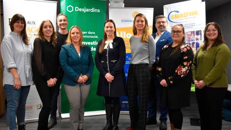 Les Dragons entourés des représentantes des deux Carrefours lors du lancement officiel de la 9e édition. (Photo: Katy Desjardins)