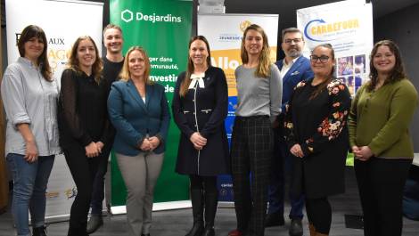 Les Dragons entourés des représentantes des deux Carrefours lors du lancement officiel de la 9e édition. (Photo: Katy Desjardins)