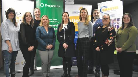 Les Dragons entourés des représentantes des deux Carrefours lors du lancement officiel de la 9e édition. (Photo: Katy Desjardins)