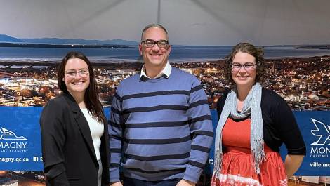 Marie-Phillip Coulombe, directrice générale adjointe, Jean-François Comeau, directeur général, et Gabrielle Brisebois, mairesse. (Photo de courtoisie)