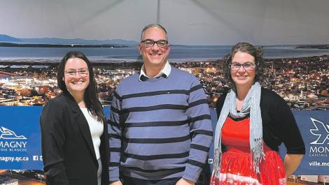Marie-Phillip Coulombe, directrice générale adjointe, Jean-François Comeau, directeur général, et Gabrielle Brisebois, mairesse. (Photo de courtoisie)