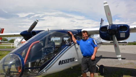 Jean Gosselin pose devant l'un de ses deux avions bulles.