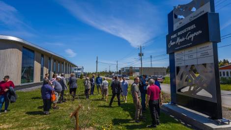 Les investisseurs, les représentants de la municipalité et la famille Gagnon se sont réunis pour souligner le nouveau nom du parc industriel à Saint-Jean-Port-Joli.