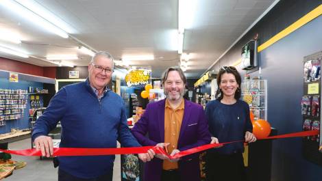 Richard Galibois, maire de Berthier-sur-Mer, Jean-François Tétrault, propriétaire, et Annie Fancoeur, directrice du bureau du député Bernard Généreux.