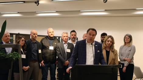 Frédéric Marier prend la parole au nom de ses collègues entrepreneurs. (Crédit photo: Journal de Lévis - Alexandre Bellemare)