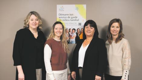 L’équipe du bureau coordonnateur du CPE Les Coquins : Nancy Lizotte, agente de soutien pédagogique et technique; Pascale Magny, agente de conformité; Manon Côté, directrice générale; Jessy Pelletier, secrétaire-comptable. Crédit photo : Daniel Thibault.