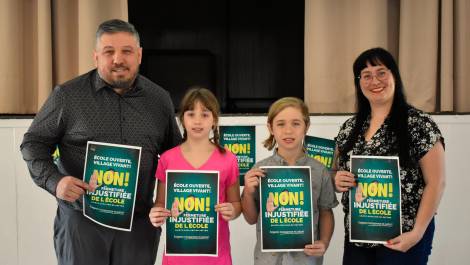 Le maire Bruno Gagné accompagné de Christina Lauzier et ses deux enfants qui fréquentent l’école primaire.